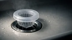 触らずにできる排水口掃除の裏ワザ 空きプラ容器でネットごとポイ